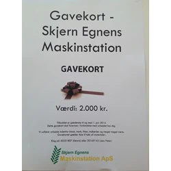 Et dansk gavekort til Skjern Egnens Maskinstation til en værdi af 2.000 kr. med en sløjfeillustration og firmaets kontaktoplysninger i bunden.